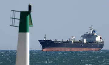 UKMTO: Anije ushtarake iraniane hapën zjarr ndaj një tankeri jo larg brigjeve të Omanit