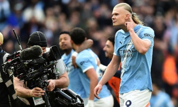 Манчестер сити го совлада Арсенал и остана во трка за титулата