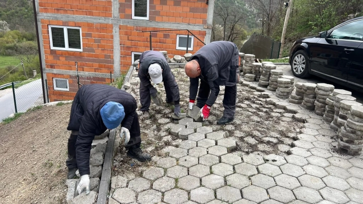 Интензивна акција за чистење и уредување на јавните површини во општината Маврово и Ростуше