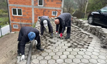 Интензивна акција за чистење и уредување на јавните површини во општината Маврово и Ростуше