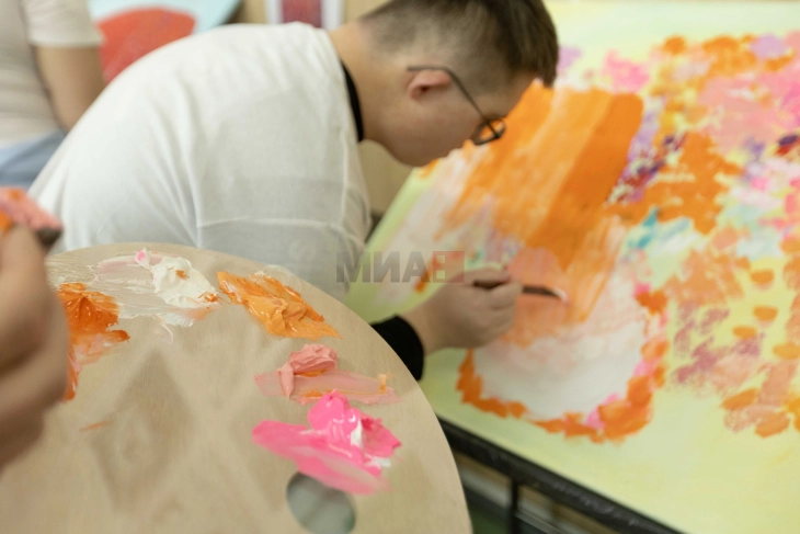 Атлети, волонтери и ученици твореа на работилницата „Уметноста на инклузијата“ на Специјалната олимпијада