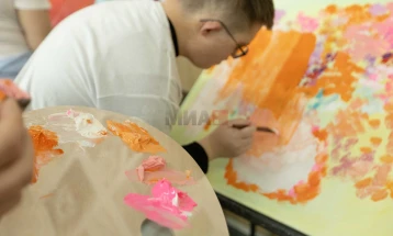 Атлети, волонтери и ученици твореа на работилницата „Уметноста на инклузијата“ на Специјалната олимпијада