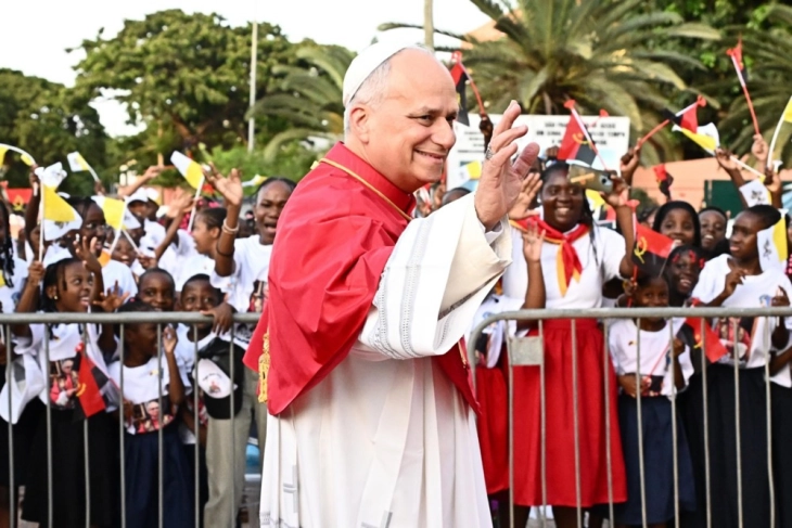 Papa Leoni XIV e përfundon turneun e vet afrikan me vizitën në Guinenë ekuatoriale