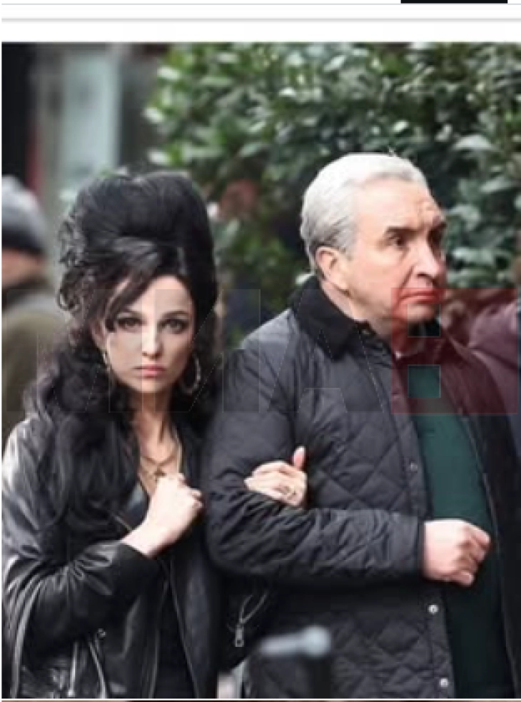 Таткото на пејачката Ејми Вајнхаус, Мич Вајнхаус изгуби судски спор против пријателки на својата ќерка кои продавале нејзини лични предмети