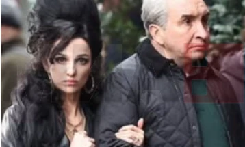 Таткото на пејачката Ејми Вајнхаус, Мич Вајнхаус изгуби судски спор против пријателки на својата ќерка кои продавале нејзини лични предмети