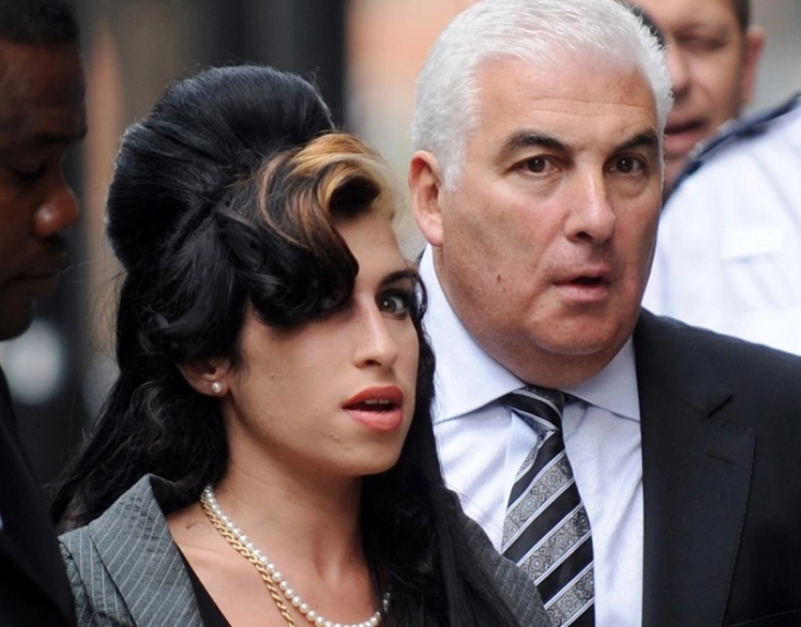 Таткото на Ејми Вајнхаус загуби судски спор за аукција на предмети на неговата ќерка