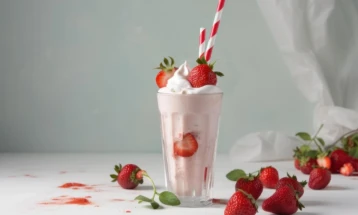 Smoothie me luleshtrydhe