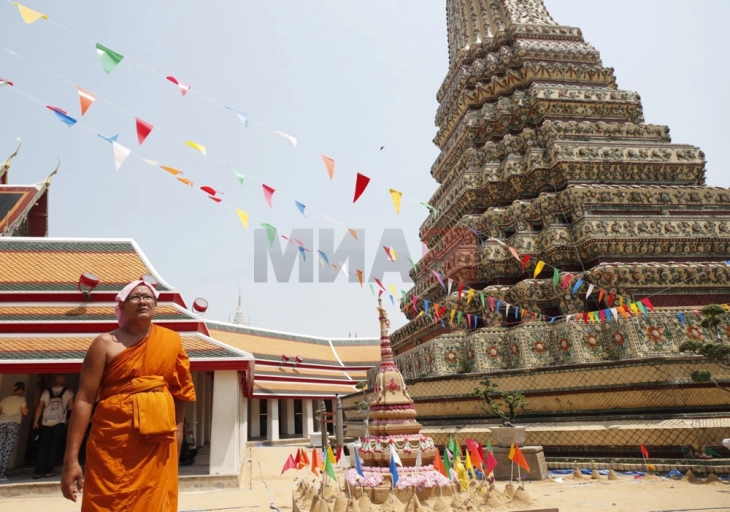 Бангкок отвора стотици центри за разладување додека температурите растат