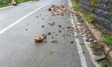 Поради влажни коловози и одрони се препорачува внимателно возење во поширокиот дебарски регион