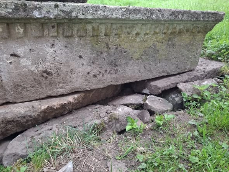 Оштетена плоча во манастирот Карпино, Старо Нагоричане