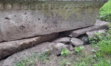 Оштетена плоча во манастирот Карпино, Старо Нагоричане