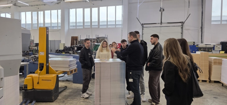 Studentët e Universitetit të Tetovës realizuan vizitë studimore në industrinë e shtypit