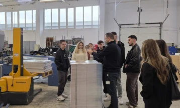 Studentët e Universitetit të Tetovës realizuan vizitë studimore në industrinë e shtypit