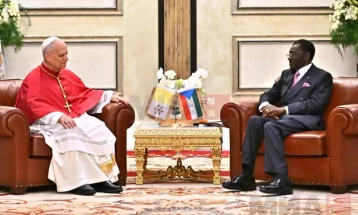 Папата Лав XIV пристигна во Екваторијална Гвинеја каде оддаде почит на Франциск