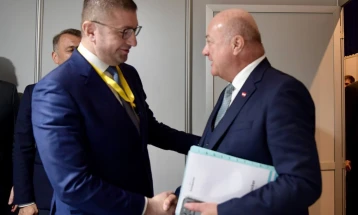 Мицкоски во Виена на средба со австрискиот канцелар Штокер и на бизнис форум