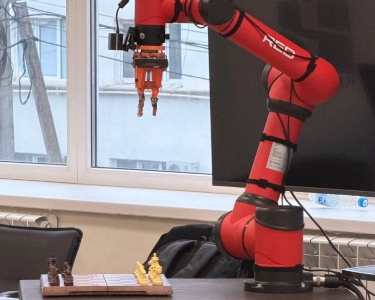 Руски научници конструираа робот-шахист со вештачка интелигенција