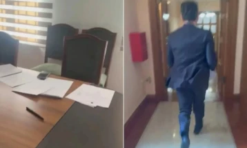 Një lider partie dhe deputet vodhi një dokument të fshehtë nga shërbimet e Parlamentit shqiptar, u suspendua për 60 ditë