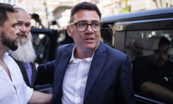 Kryeministri britanik Burnam ka këmbyer porosi me shefen e rrejshme të kabinetit të Trampit
