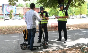МВР: Во август санкционирани 606 прекршоци кај возачи на електрични тротинети, најчести неносење елек и движење надвор од патеките