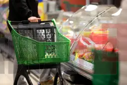 Премиерот на Велика Британија Борис Џонсон најави дека носењето заштитни &nbsp;маски или други средства за покривање на устата и носот во продавниците и супермаркетите во Англија ќе биде задолжите